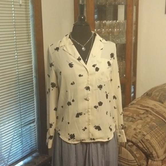 Who What Wear Button Down Floral Blouse - Picture 4 of 9